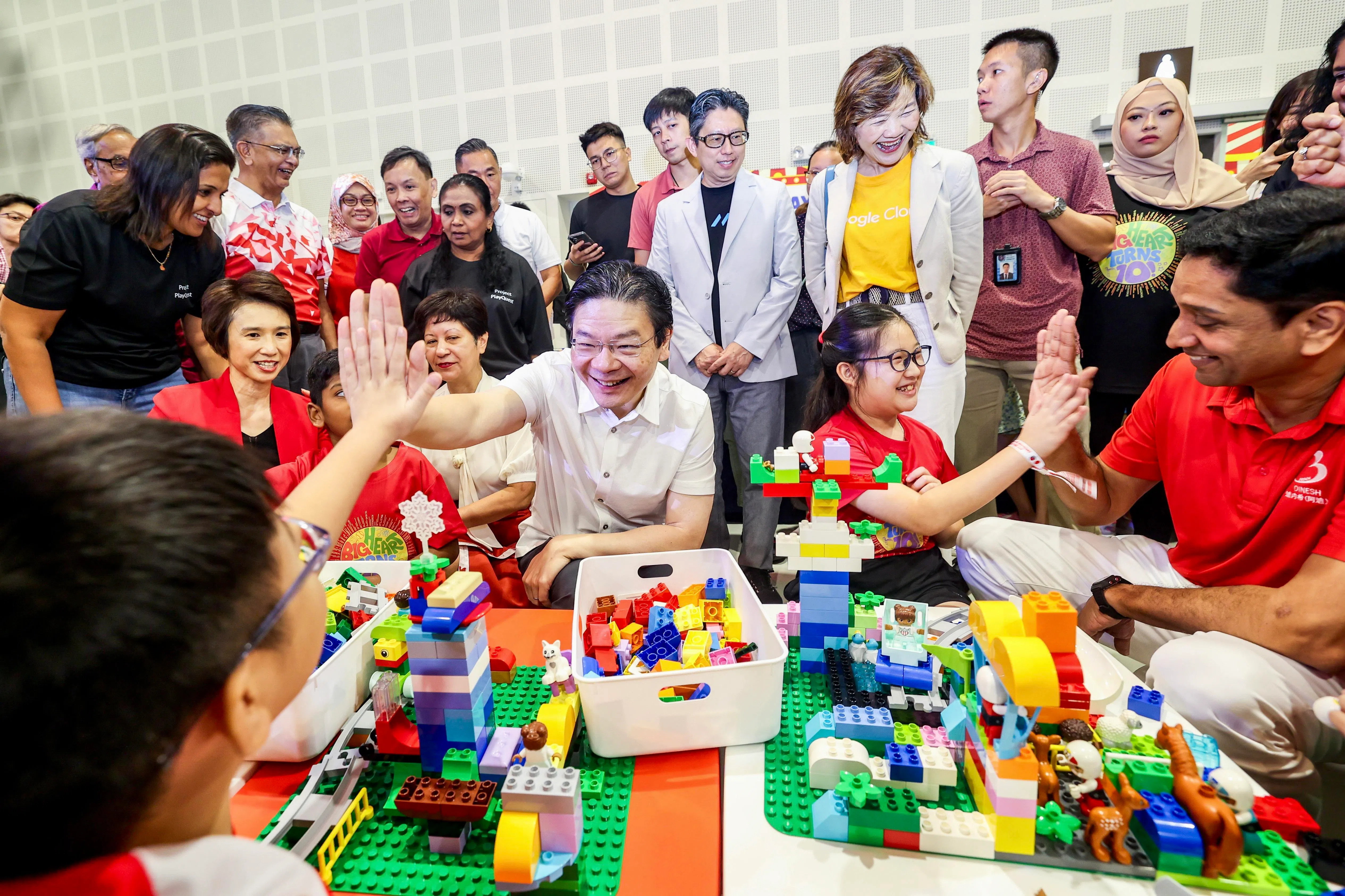 黄循财总理（前排中）说，课后时间对孩子来说是个黄金时段，让他们发展性格、社交能力，并且探索新的兴趣。贸工部兼文社青部高级政务部长刘燕玲（左一）、总理公署部长兼财政部及国家发展部第二部长英兰妮（左二），以及文化、社区及青年部兼人力部政务部长迪内希（右一）也出席活动。（陈斌勤摄）