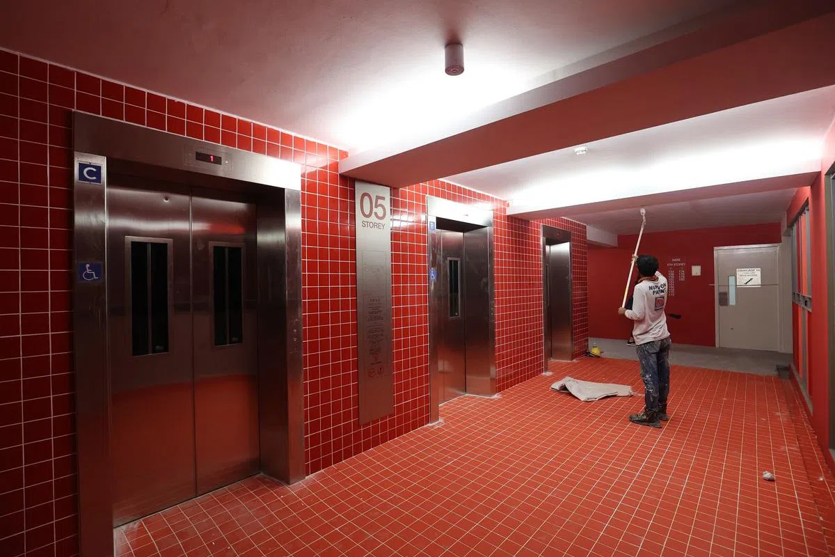 记者星期二晚上走访时发现油漆工人将五楼的电梯出入口天花板漆成白色。（邝启聪摄）