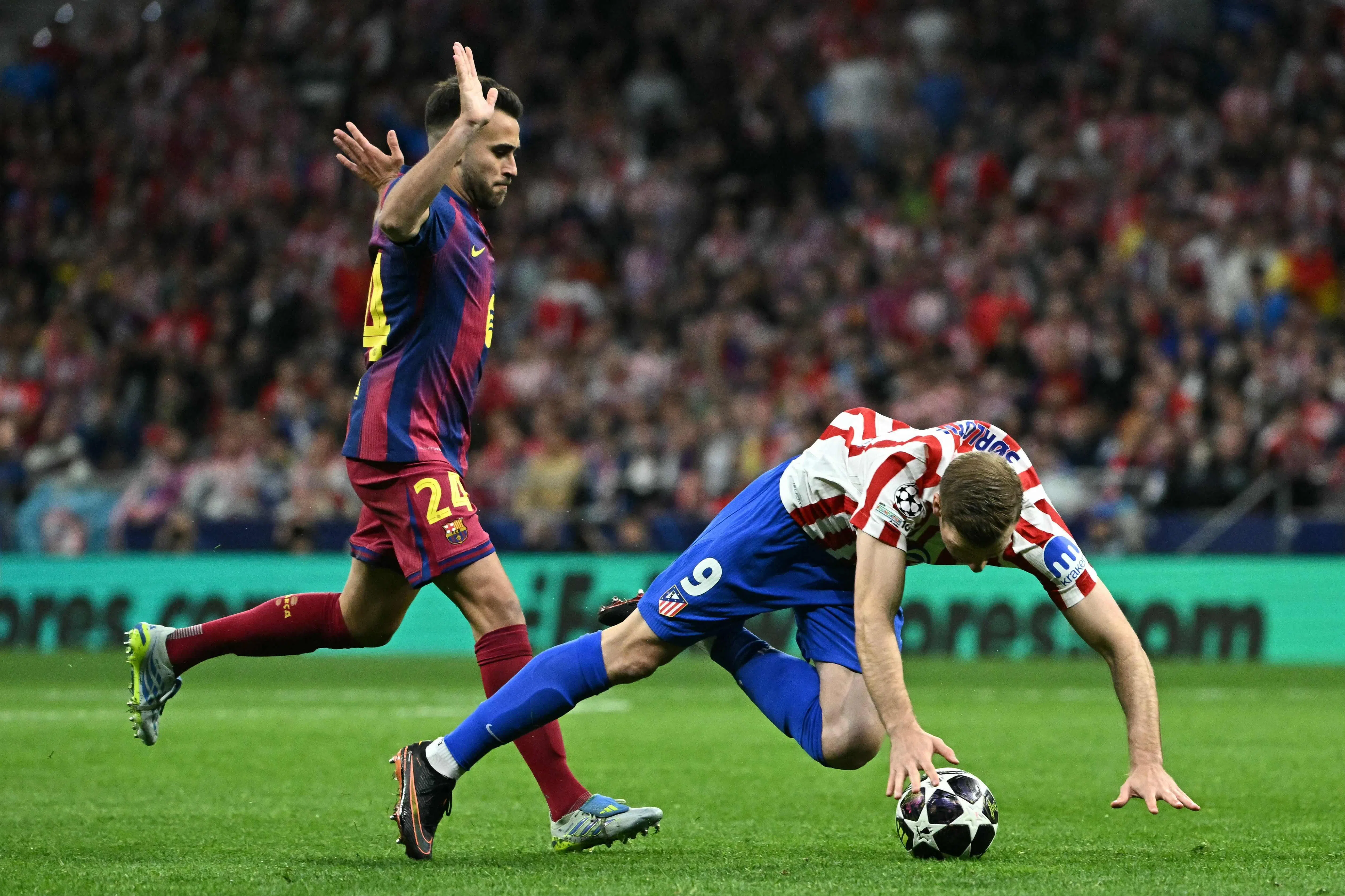 加西亚（左）放倒瑟尔洛特，经VAR检查后吃下红卡。（法新社）