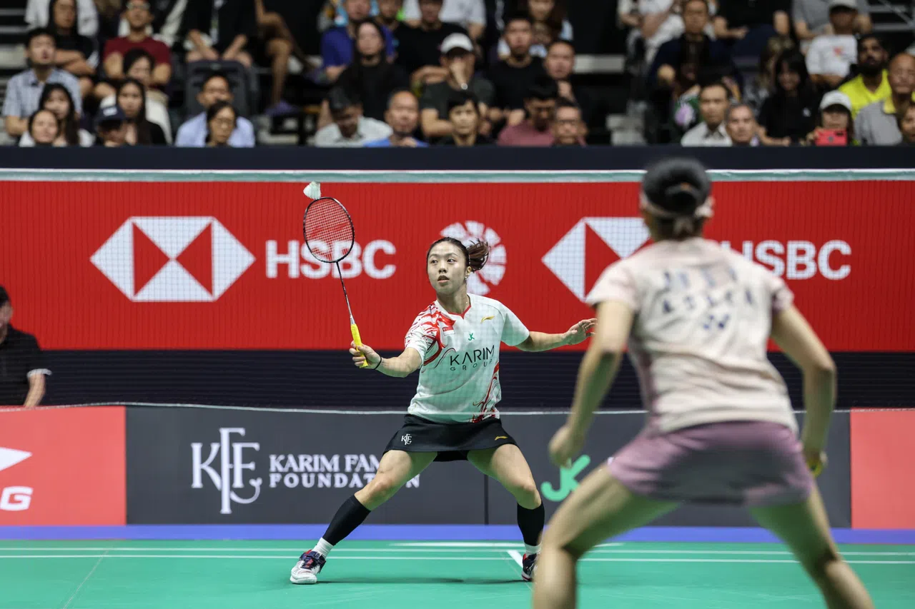 与安洗莹展开较量，我国女将杨佳敏（白衣）0比2落败。（关俊威摄）