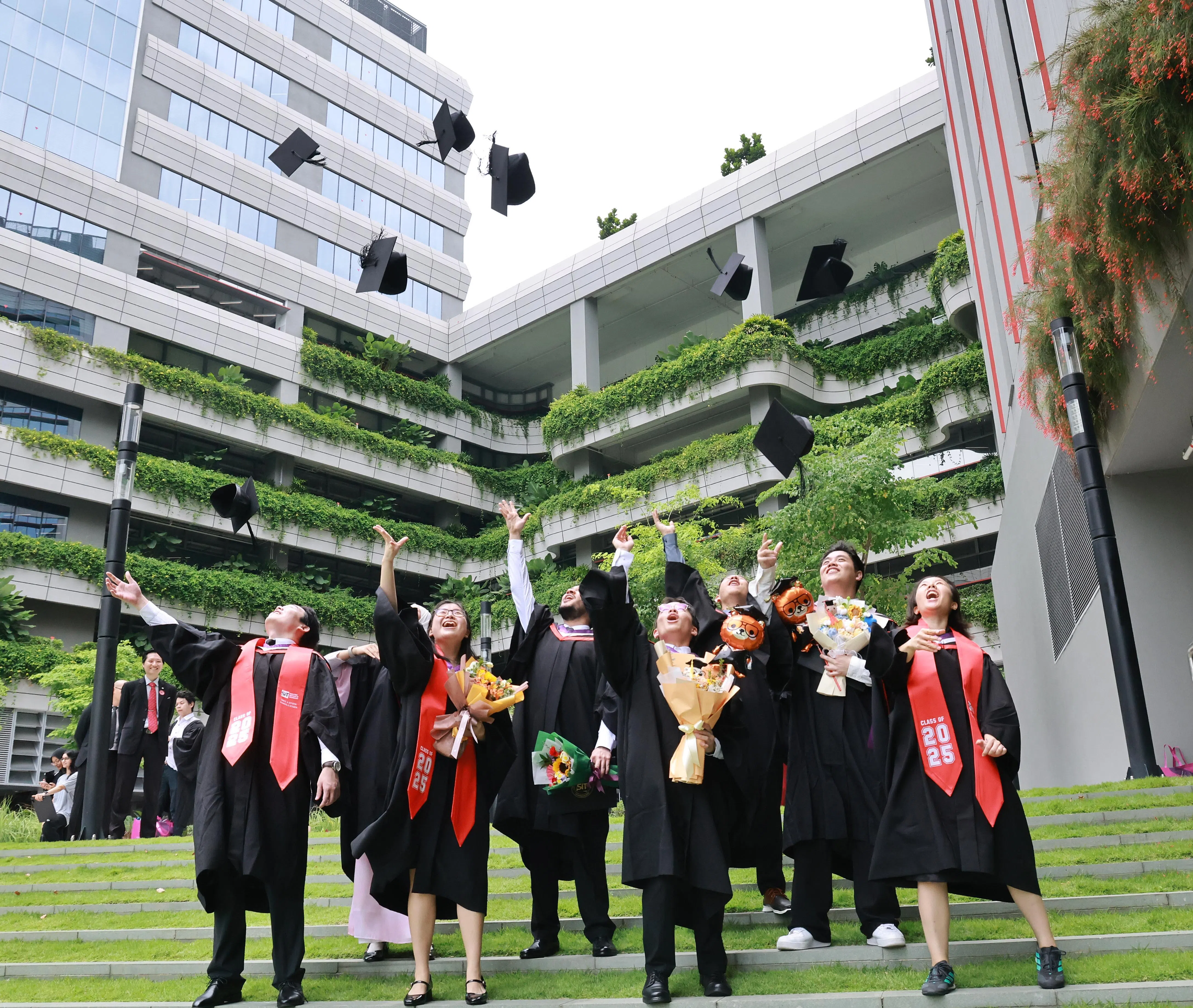 新加坡理工大学毕业典礼首次在榜鹅的新校区举行，今年共有超过2900名毕业生，毕业生们将学士帽抛向空中庆祝毕业。（唐家鸿摄）