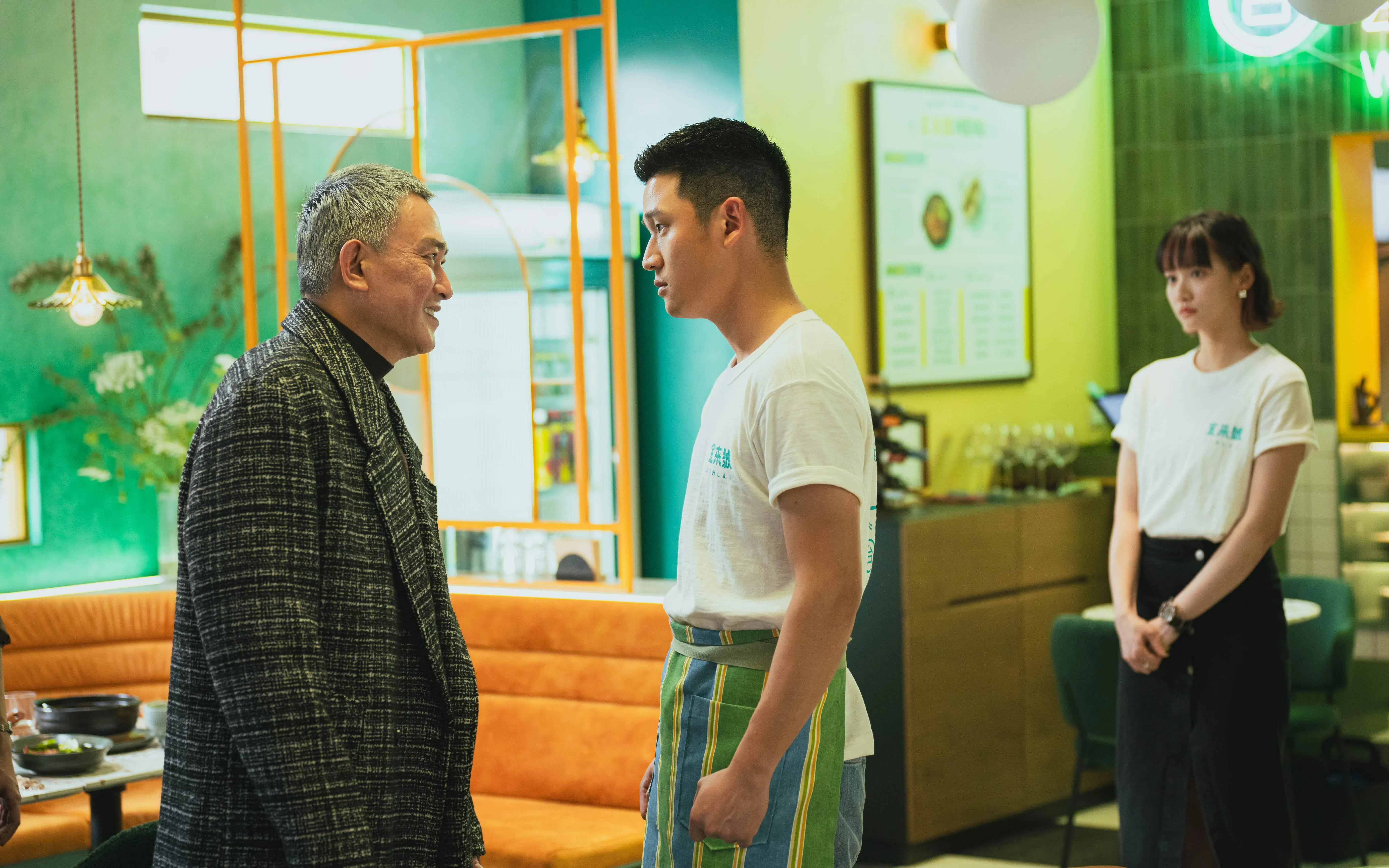 周兴哲（中）与老戏骨王识贤（左）飙戏，遇强则弱。（HBO Max提供）