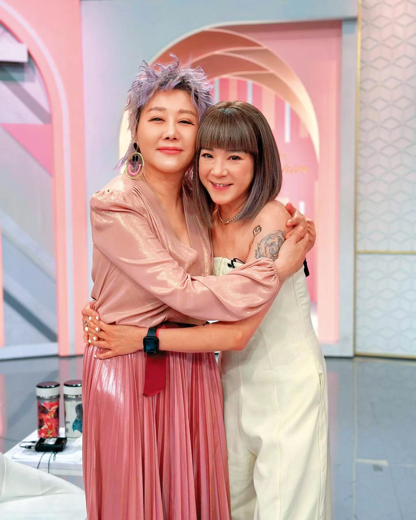 陆元琪（右）跟蓝心湄（左）私交甚笃，不时获邀上节目，大谈美容与保养心得。（取自互联网）