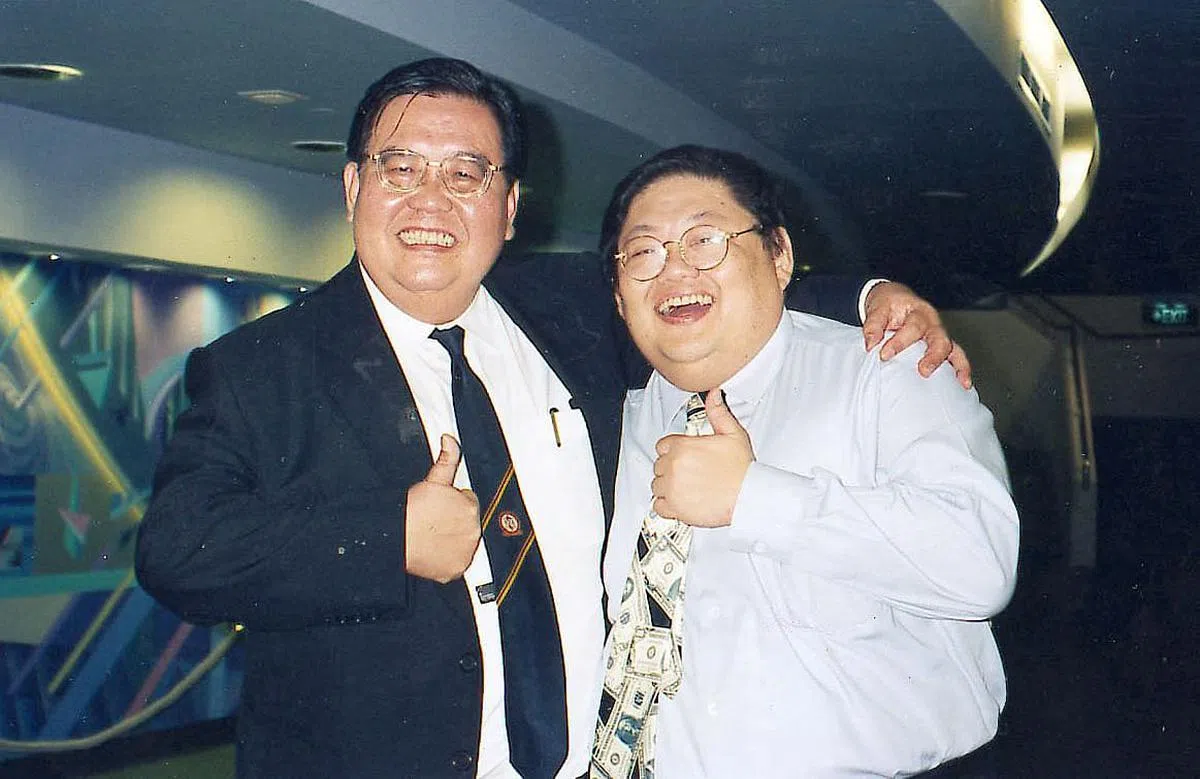 《法医故事》找来本地已故法医赵自成教授（左）担任顾问，林益民应邀饰演赵教授的角色。（档案照）