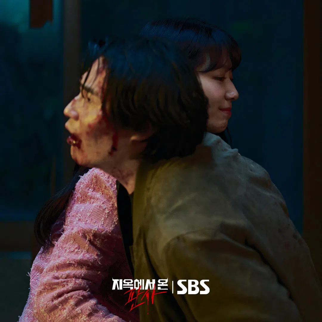 姜光娜（左）让罪犯体验被害者遭受的粗暴行为，最后一刀送罪犯入地狱。（取自SBS Drama脸书）