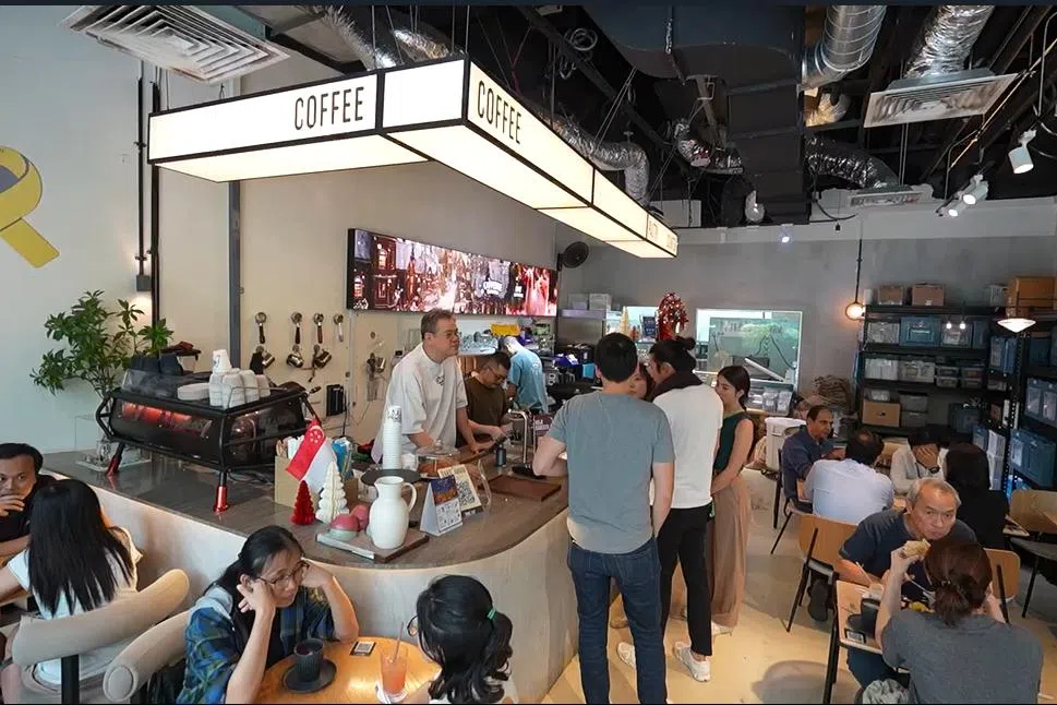 傅孙明的社企咖啡馆已运营了9年，但仍面临着平衡收支和关怀受益人的挑战。（视频截图）