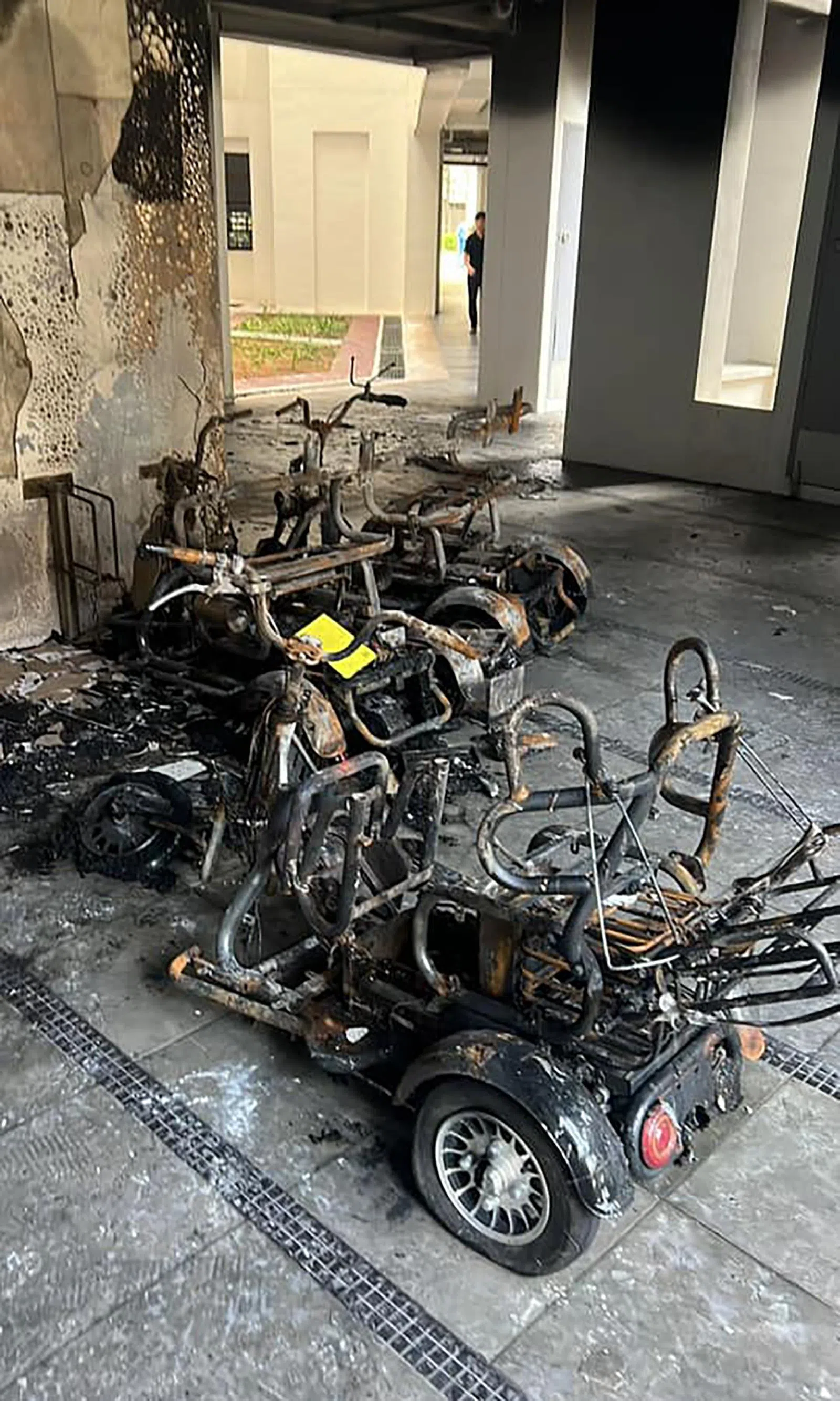 三辆个人行动辅助工具（PMA）被烧剩支架。（取自脸书）