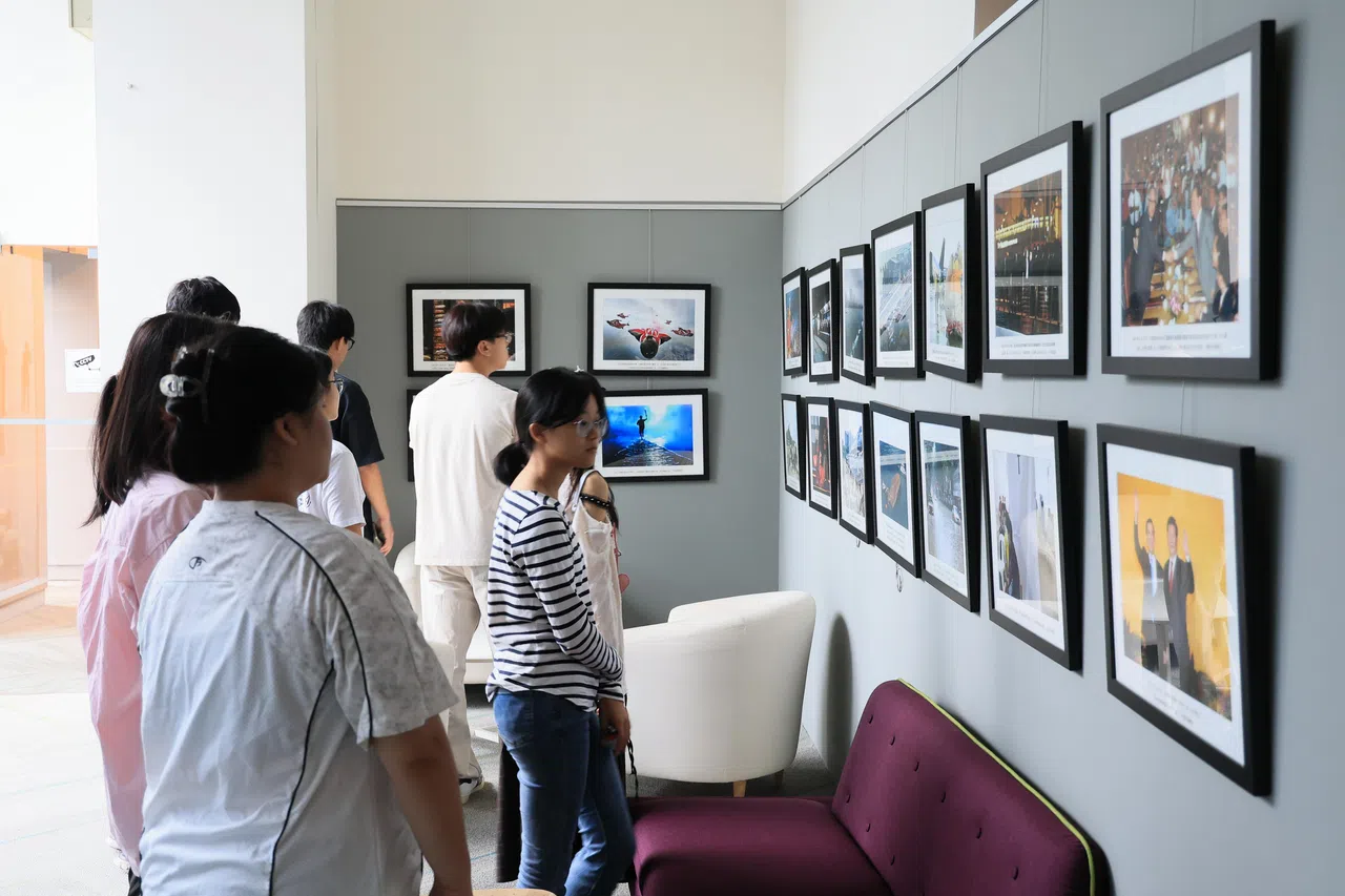 学生作者参观报馆，图中是摄影组的角落，展示镜头捕捉到的珍贵历史时刻。（龙国雄摄）