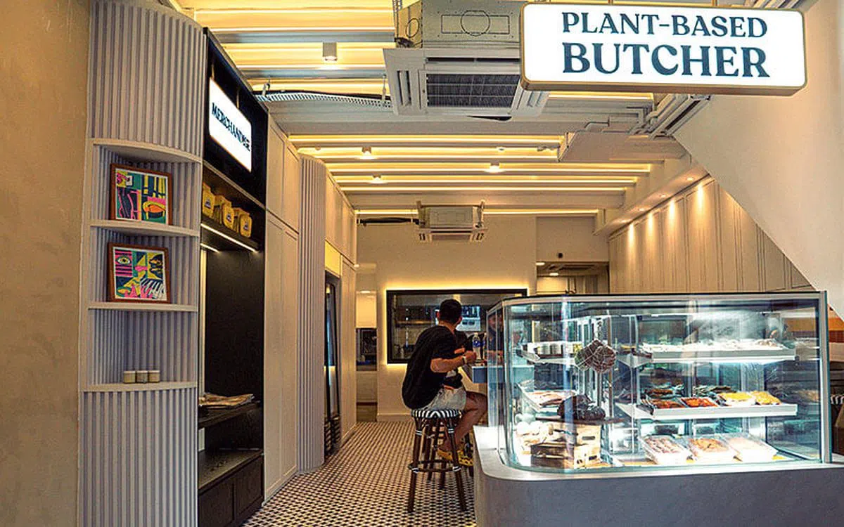 植物肉专卖店内设零售区和餐饮区，供应多种植物肉食材和美食。（图／Love Handle 提供）