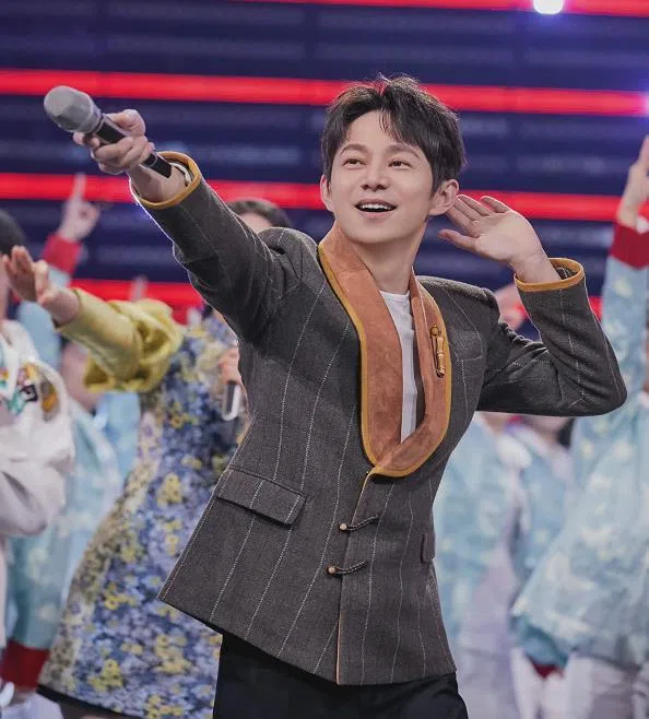 何炅担任了热门综艺节目《快乐大本营》23年的常驻主持人。（互联网）