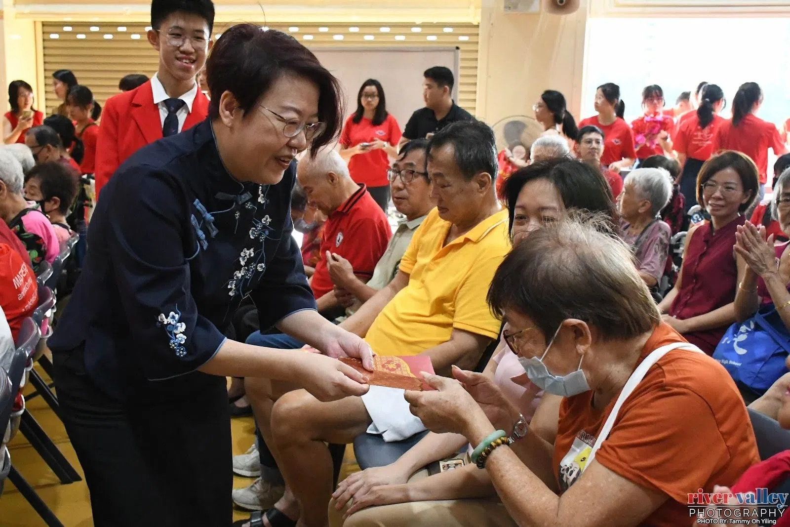 校长蔡慧燕（左）派红包给受邀出席的年长者。（立化中学摄影社提供）