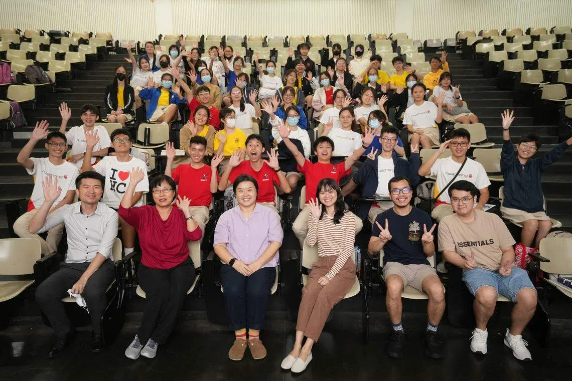 《联合早报》副刊《字食族》编辑部到访华侨中学（高中部）与学生交流。前排左起：华侨中学老师王健仲、高级教育咨询陈美玲、早报副刊编辑赵琬仪、早报副刊记者孙靖斐、字食族作者郭毅杰、李彬铭。（谢智扬摄）