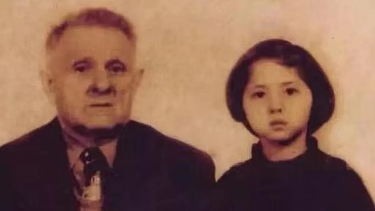 沙拉（右）6岁时与父亲的合影。由于父亲健康恶化，他们没有和其他犹太人一样，在战后离开上海。（受访者提供）