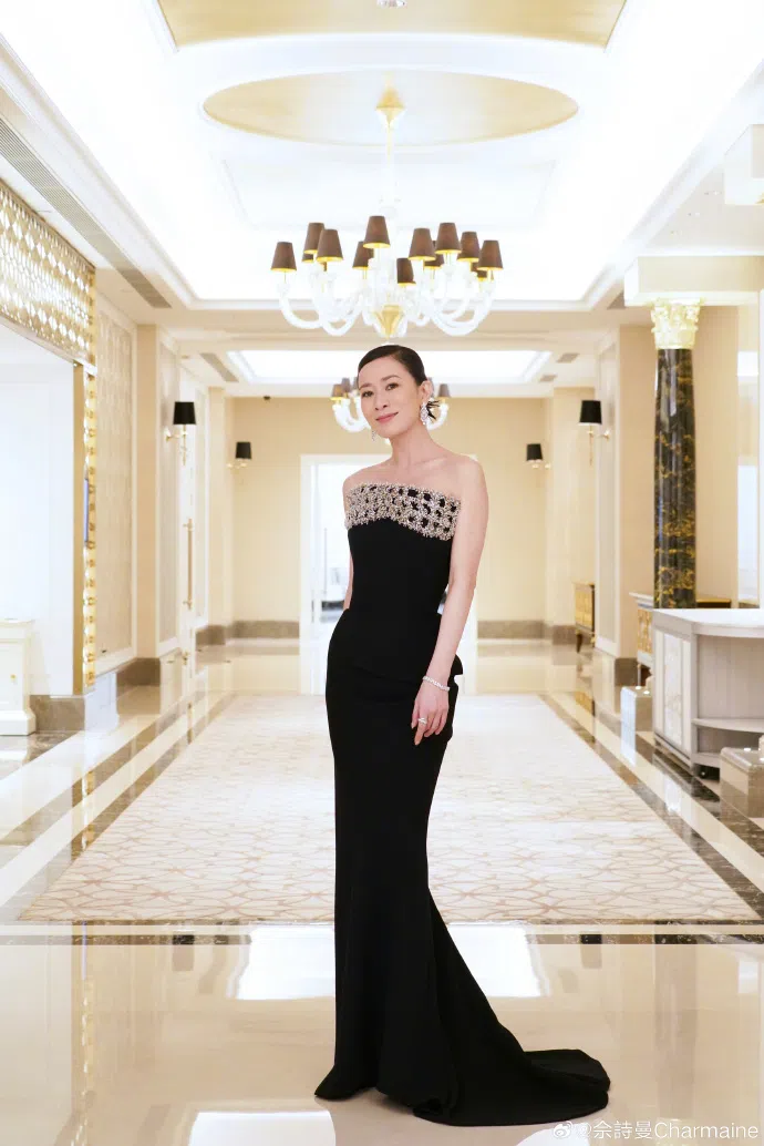 靠《新闻女王》横扫奖项，佘诗曼现在是名副其实的“电视女王”。（取自艺人微博）