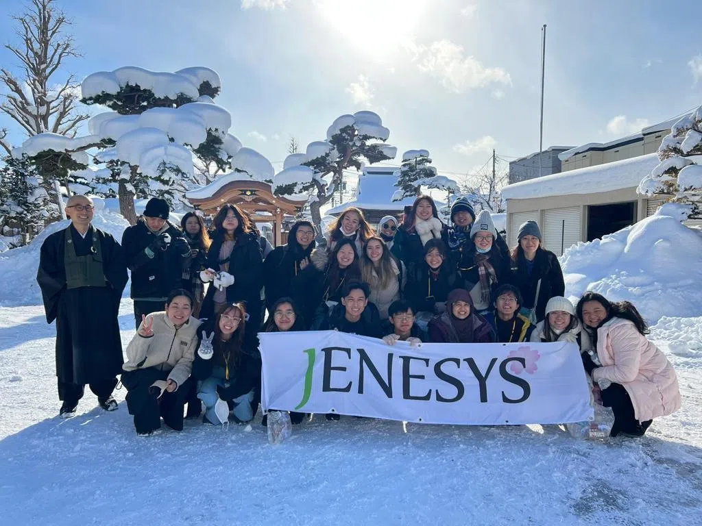 心理学专业文凭课程三年级生陈铻航（前排左四）建议新生留意主修的课程是否有机会让学生到国外学习，如他就曾到访日本参与学生交流计划。（受访者提供）