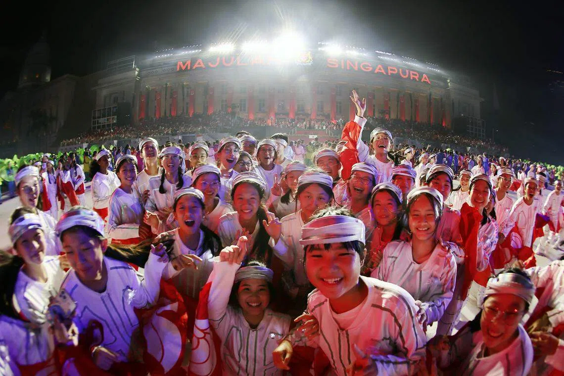 参与国庆庆典表演收获了不少宝贵经验，表演者的脸上都充满了笑容。（陈渊庄摄）