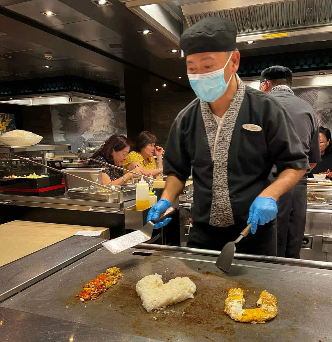 喜欢吃日式美食的乘客，可付费到日本餐馆享用铁板烧。（尤沙摄）