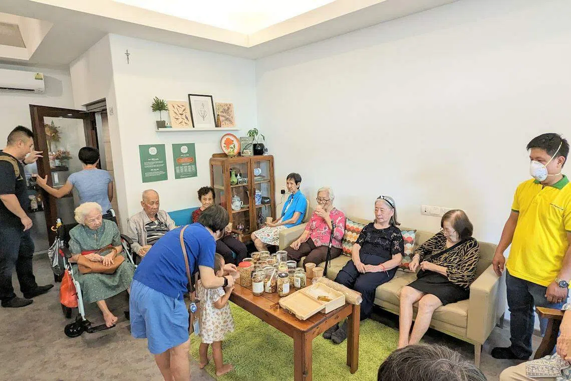 住在不同生活辅助村的乐龄人士会定期到位于如切的社交俱乐部，与其他年长者沟通，聚会，一起参加活动。（受访者提供）