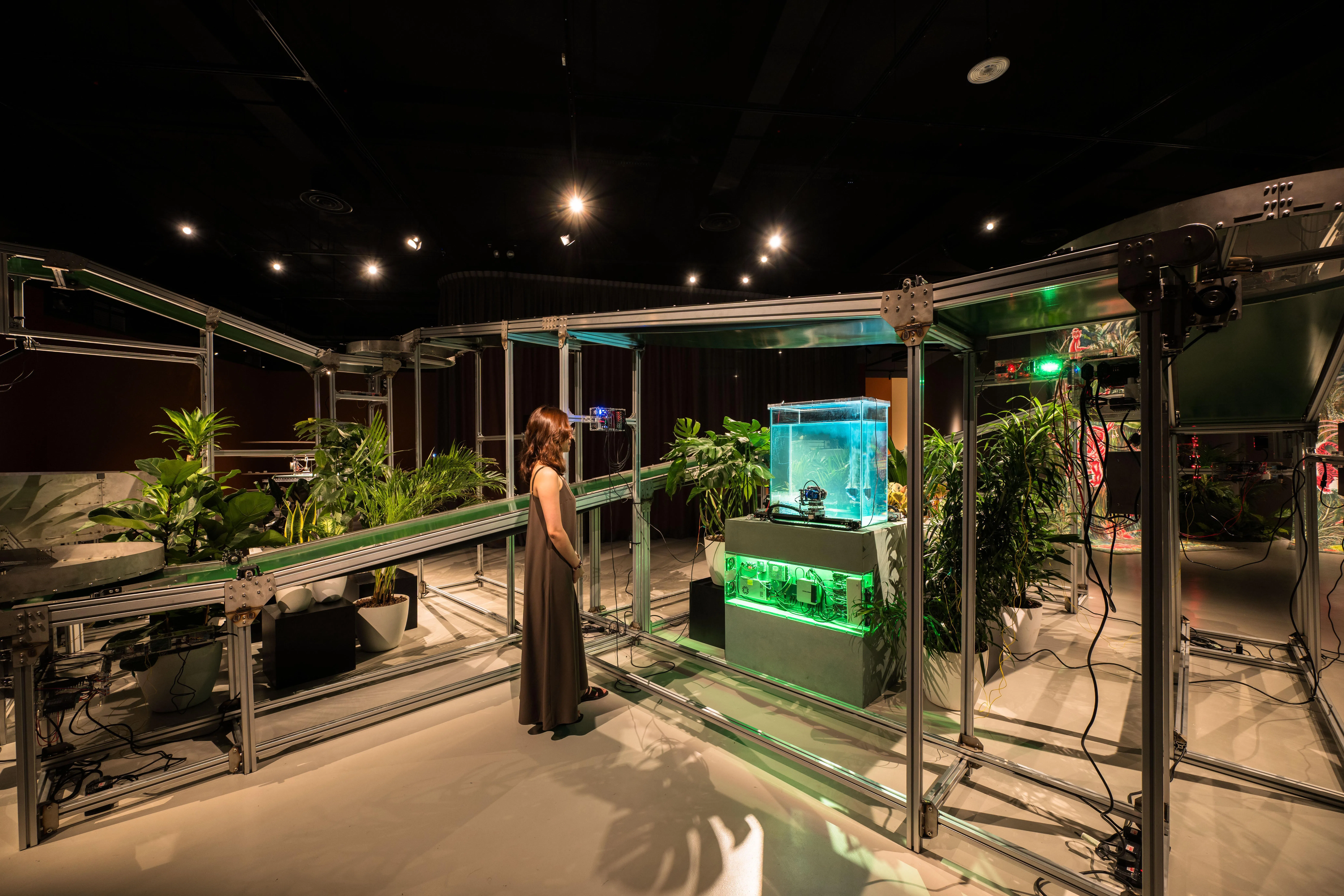 印尼艺术家巴古斯·潘德加《L.O.O.P（机械化操作流程）》（2026），呈现苏拉威西岛镍矿碎块10米长绿色传送带。（新加坡美术馆提供）