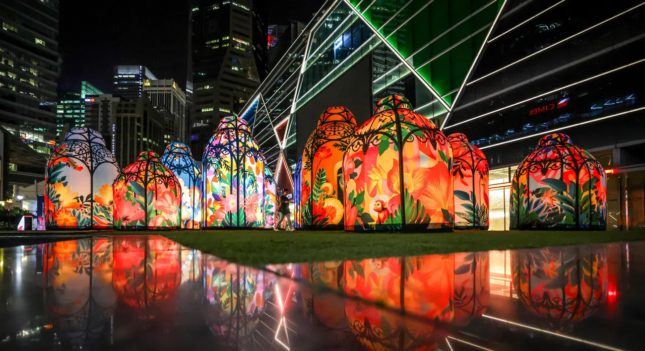 在莱佛士坊公园，由澳大利亚艺术家艾伯林（Matthew Aberline）及艺术工作室The Beautiful And Useful Studio创作的“守护者”（The Guardians），以色彩斑斓的可回收充气花卉装置，打造奇幻空间。（叶振忠摄）