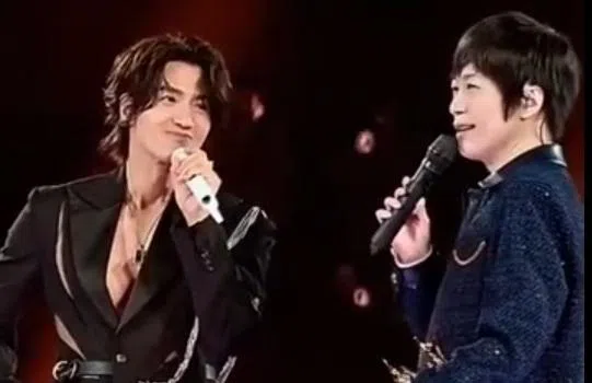 阿信（右）在台上澄清言承旭的题词内容是他亲自标注的。（互联网）