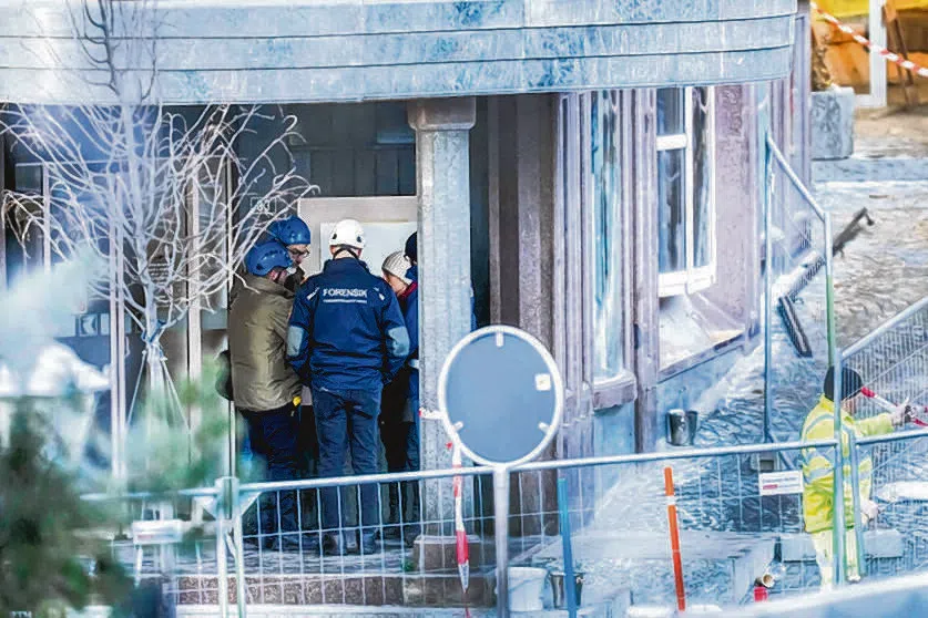 瓦莱州法医人员在火灾现场搜集证据。（法新社）