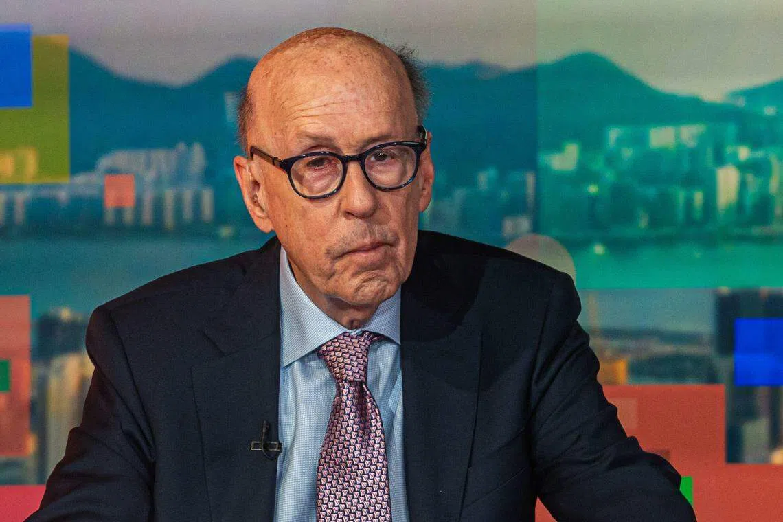 有“中国大好友”之称的美国经济学家罗奇日前接受港媒专访时坚持“香港玩完论”。图为他星期一（6月3日）在香港接受彭博电视访谈。（彭博社）