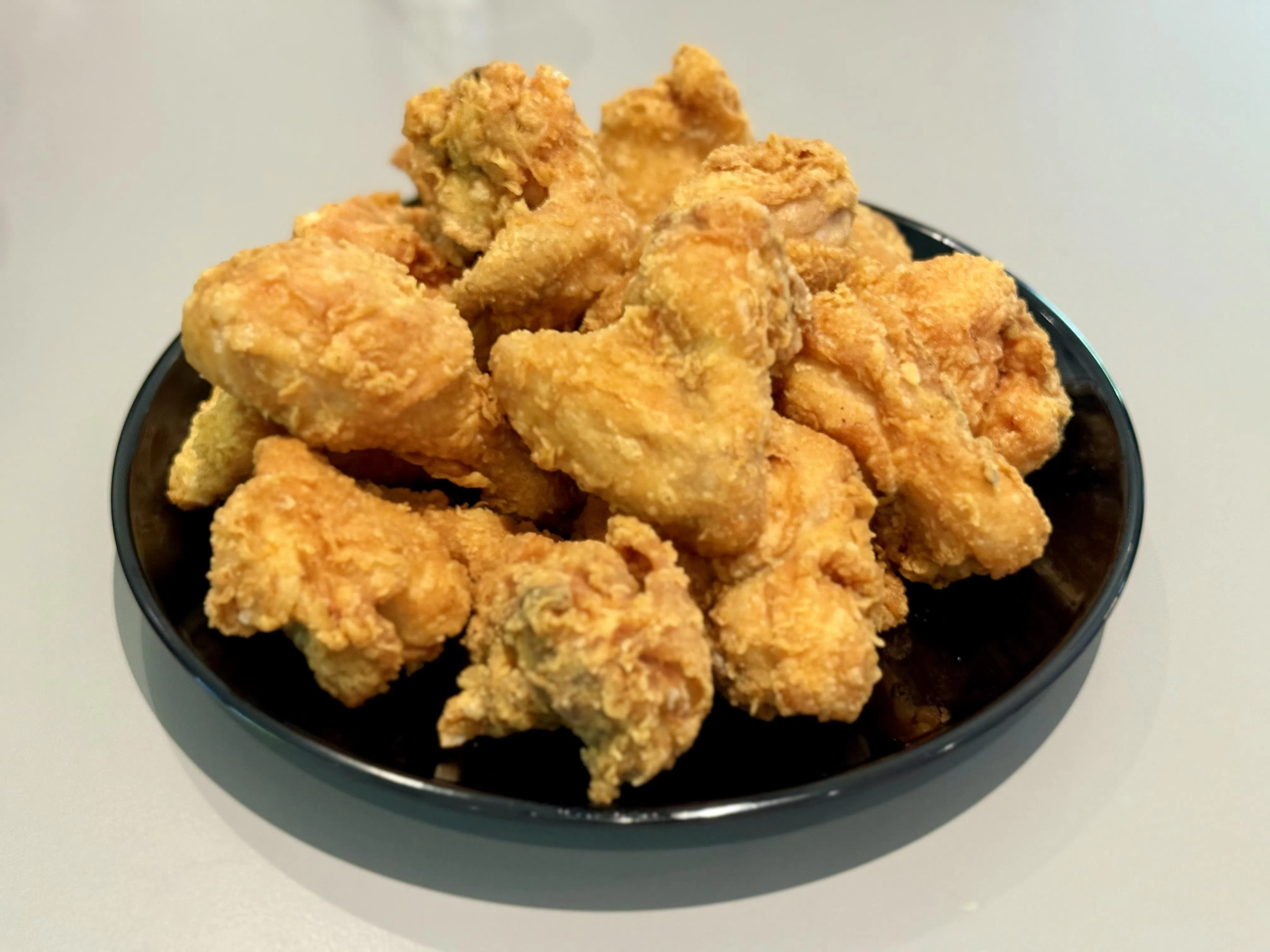 Jade’s Chicken的原味炸鸡炸得金黄酥脆、肉汁饱满。（叶晓虹摄）