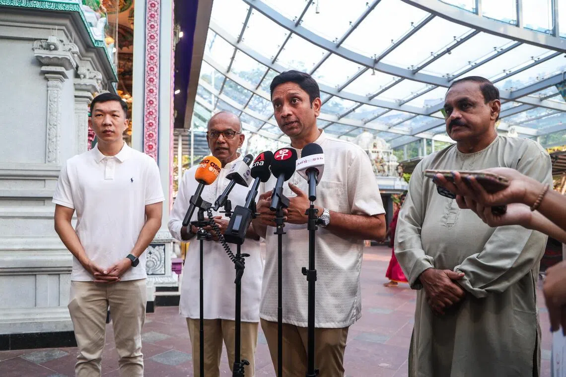 文化、社区及青年部兼人力部政务部长迪内希（右二）上星期六（3月28日）在参拜圣树巴拉素巴曼尼亚庙（Holy Tree Sri Balasubramaniar Temple）后，接受媒体采访。陪同者是同为义顺集选区议员的林纬量（左起）和国家安全统筹部长兼内政部长尚穆根，以及前国会议员赖文能（R. Ravindran）。（白艳琳摄）