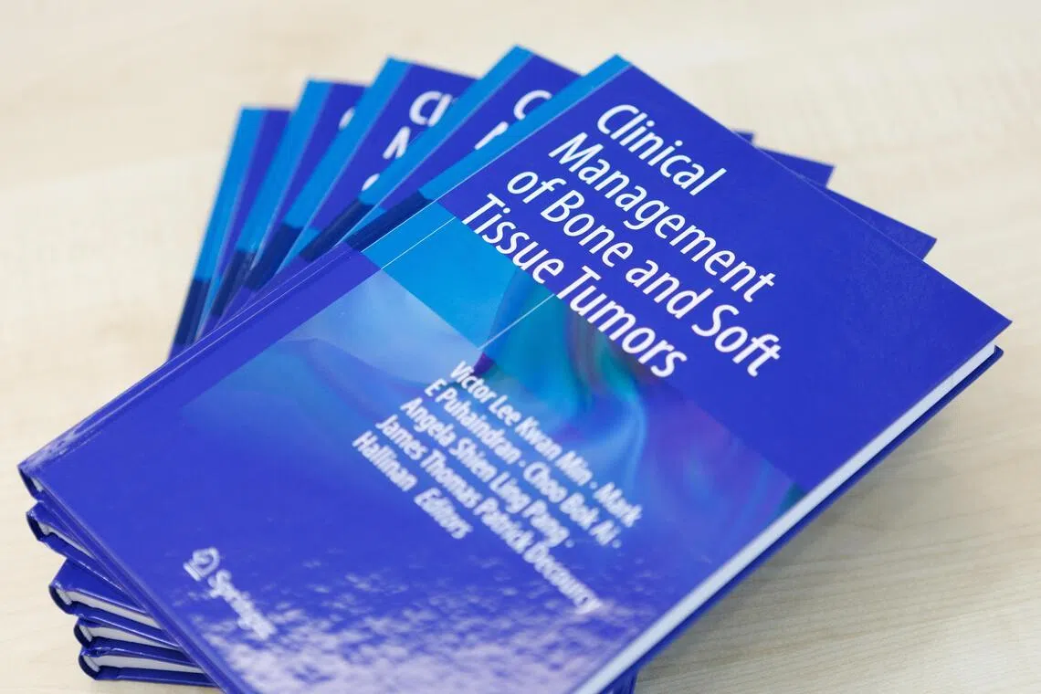 《骨与软组织肿瘤临床管理》是首部由本地团队领导编写的肉瘤专科著作。（特约李姿仪摄）