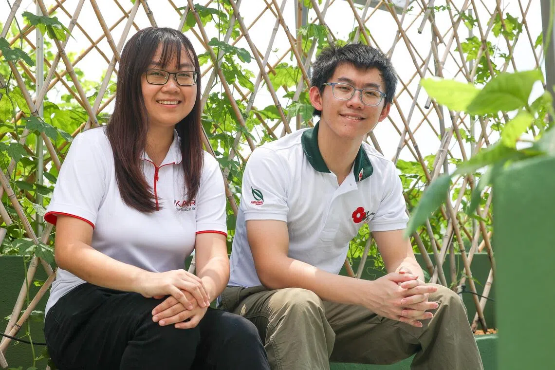 符凯欣（左）和洪健峰（右）为环保做出许多努力，分别获得环境服务业卓越奖和获选为锦簇社区计划大使。（张俊杰摄）