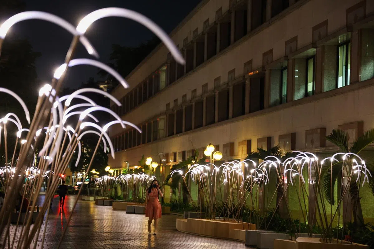 Farm的作品《稻香两岸》让史丹福路行人道开出奇异的发光稻田。（李冠卫摄影）