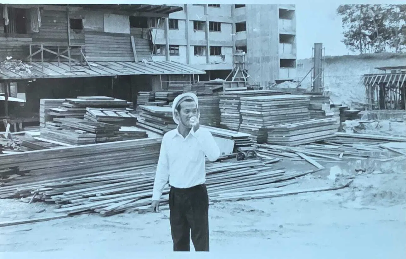 林金盾（图见）年少便外出做工，后来与兄长林金聪赴文莱工地磨练建筑技艺，为日后投身新加坡建设奠下基础。（受访者提供）