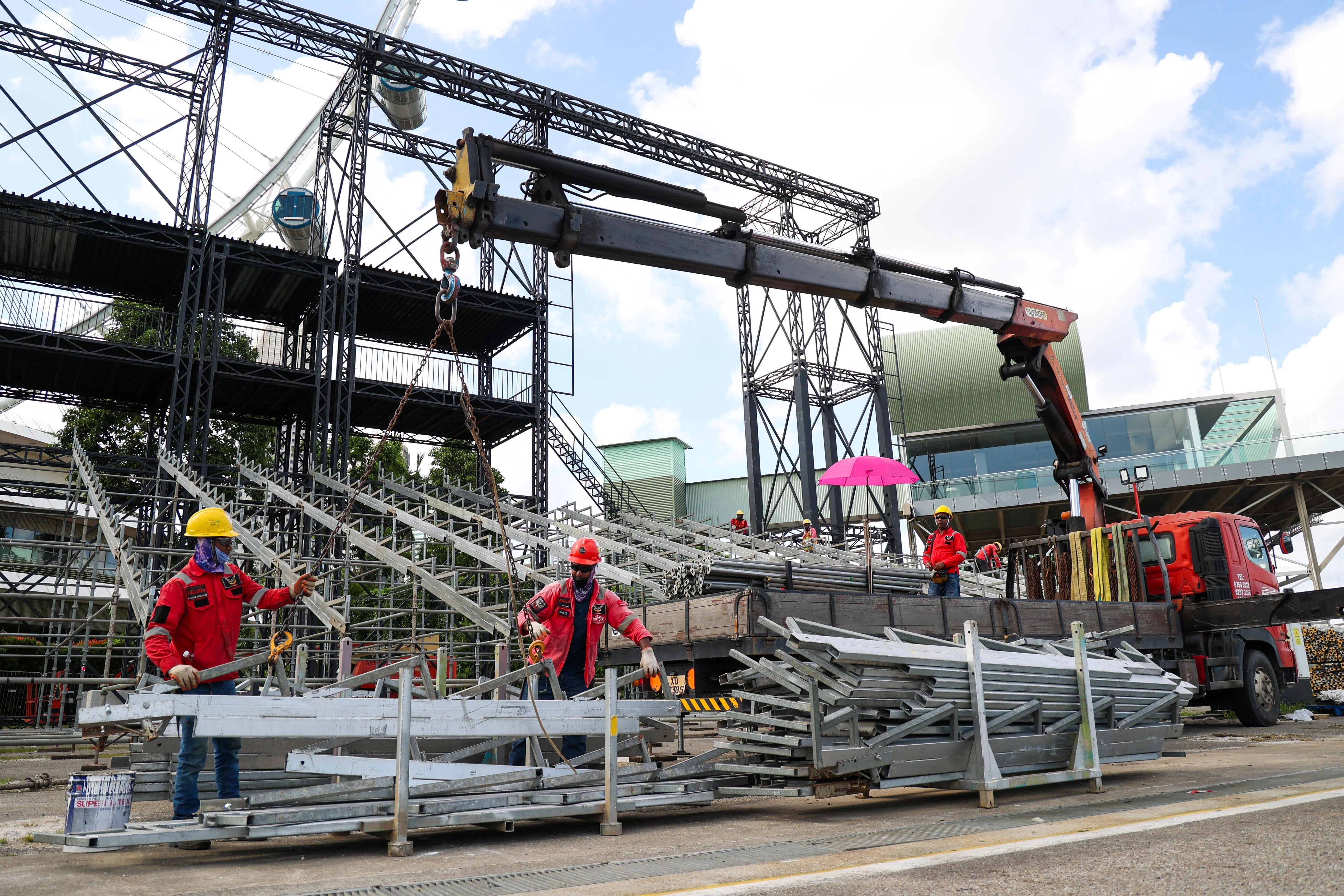 工作人员在建设A区观众席，并检查每一排座位的稳固。每一场活动最重要的是确保观众的安全。（林明顺摄）