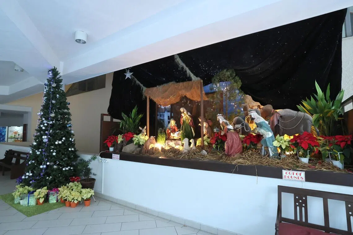 金文泰的天主教堂圣十字架堂设置圣诞马槽，重现耶稣诞生场景，迎接圣诞节。（梁麒麟摄）