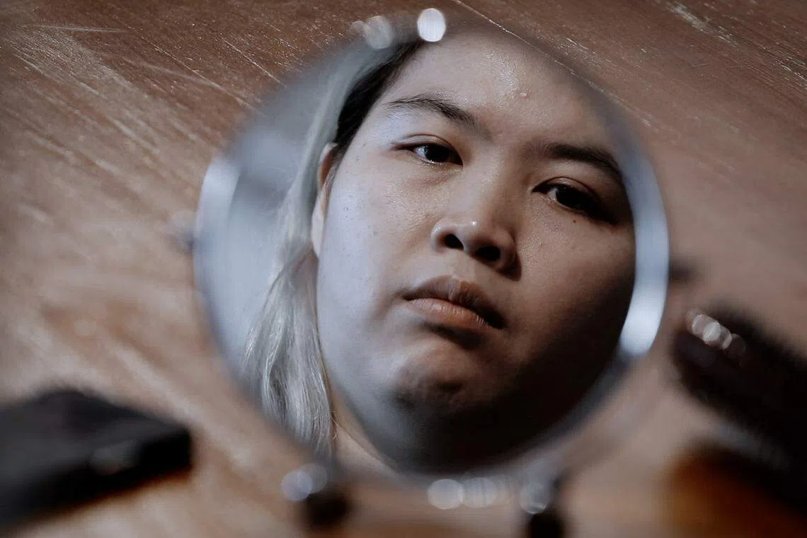 抑郁的心情笼罩着范秋丽的日常，让她始终快乐不起来。（视频截图）