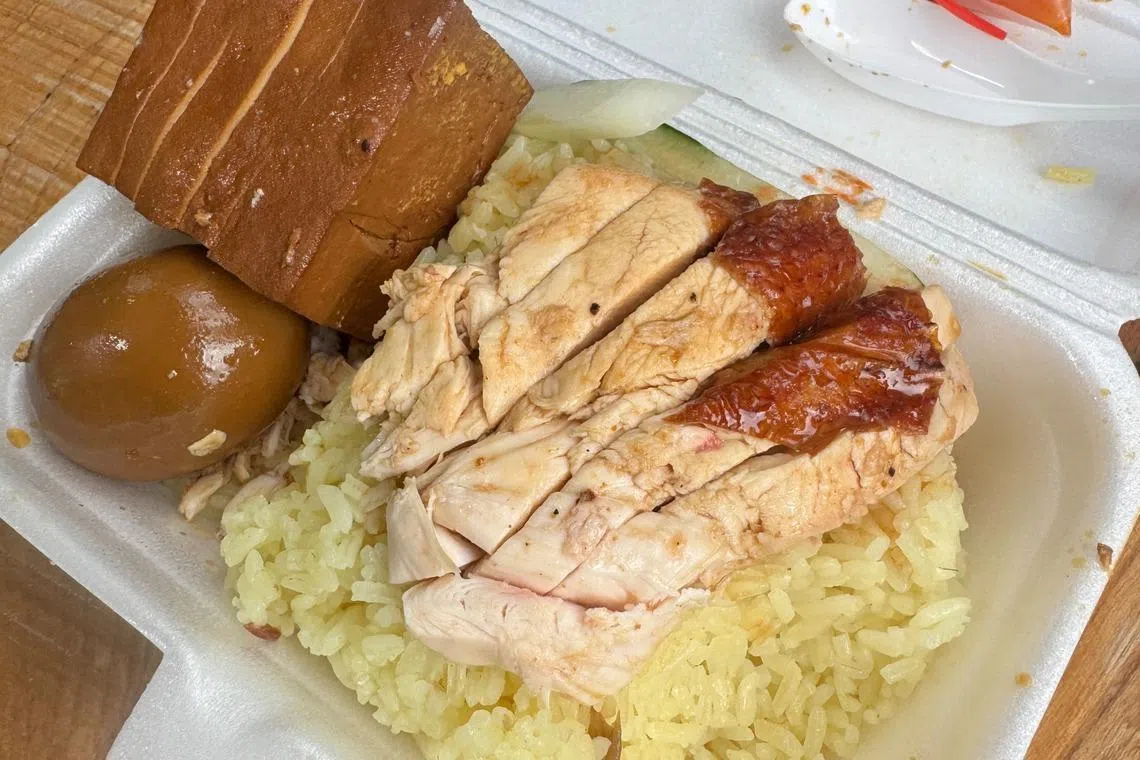 烧鸡饭加卤豆干和卤蛋，仅售$3.50，可谓价廉物美。（翁铭芯摄）