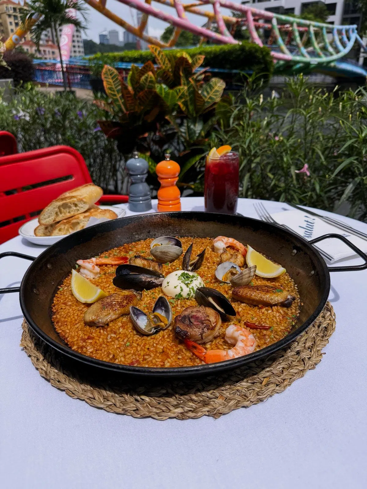 以海鲜和肉类为主食材的Mar Y Montania西班牙海鲜大锅饭。（餐馆提供）