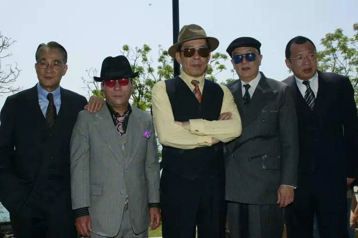 （左起）周骢、陈万雷、胡枫、张英才和许绍雄曾合作2003年的香港喜剧电影《新扎师妹2美丽任务》。（互联网）