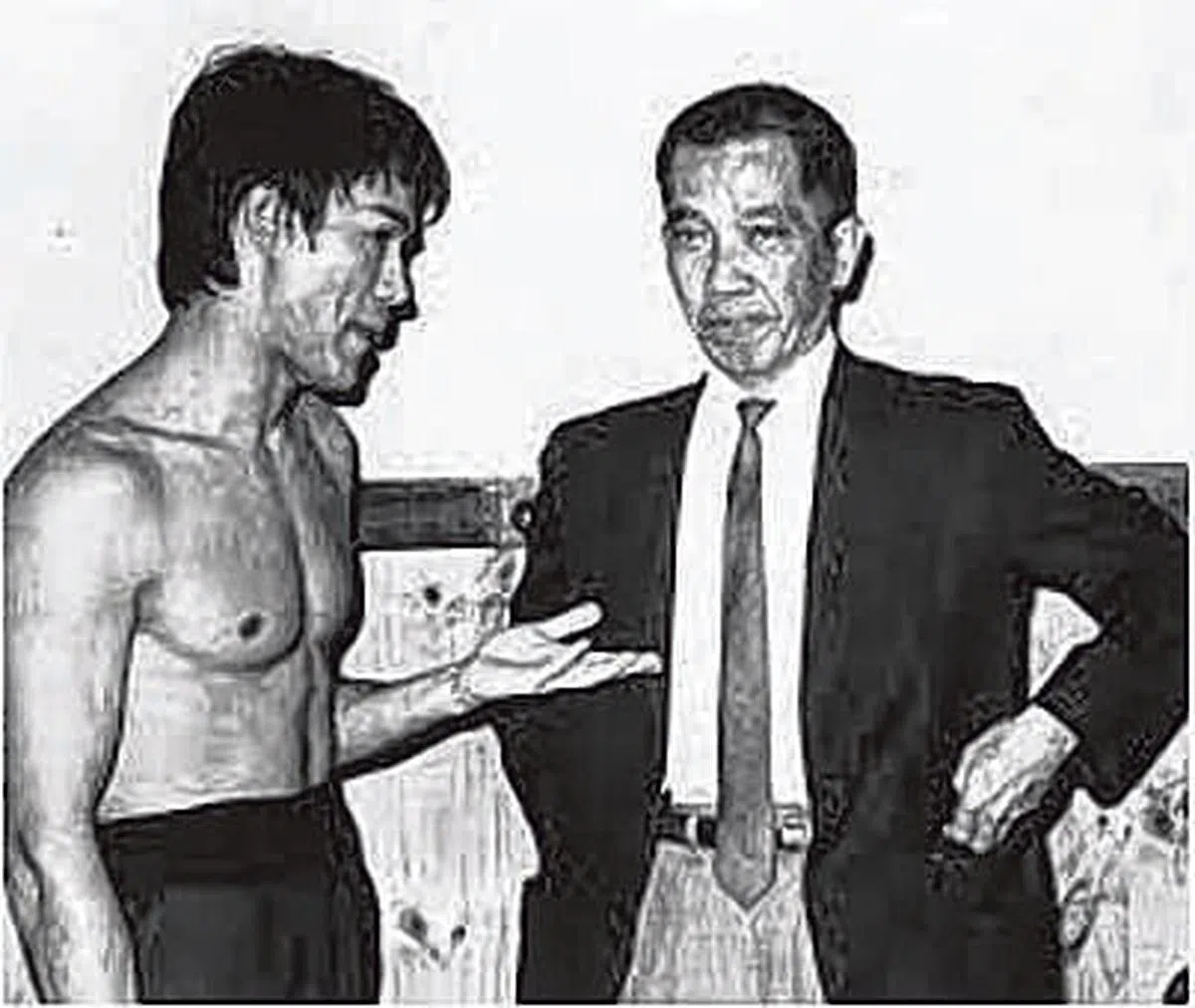 蔡李佛拳的关文经（右）与李小龙言谈甚欢。（互联网）