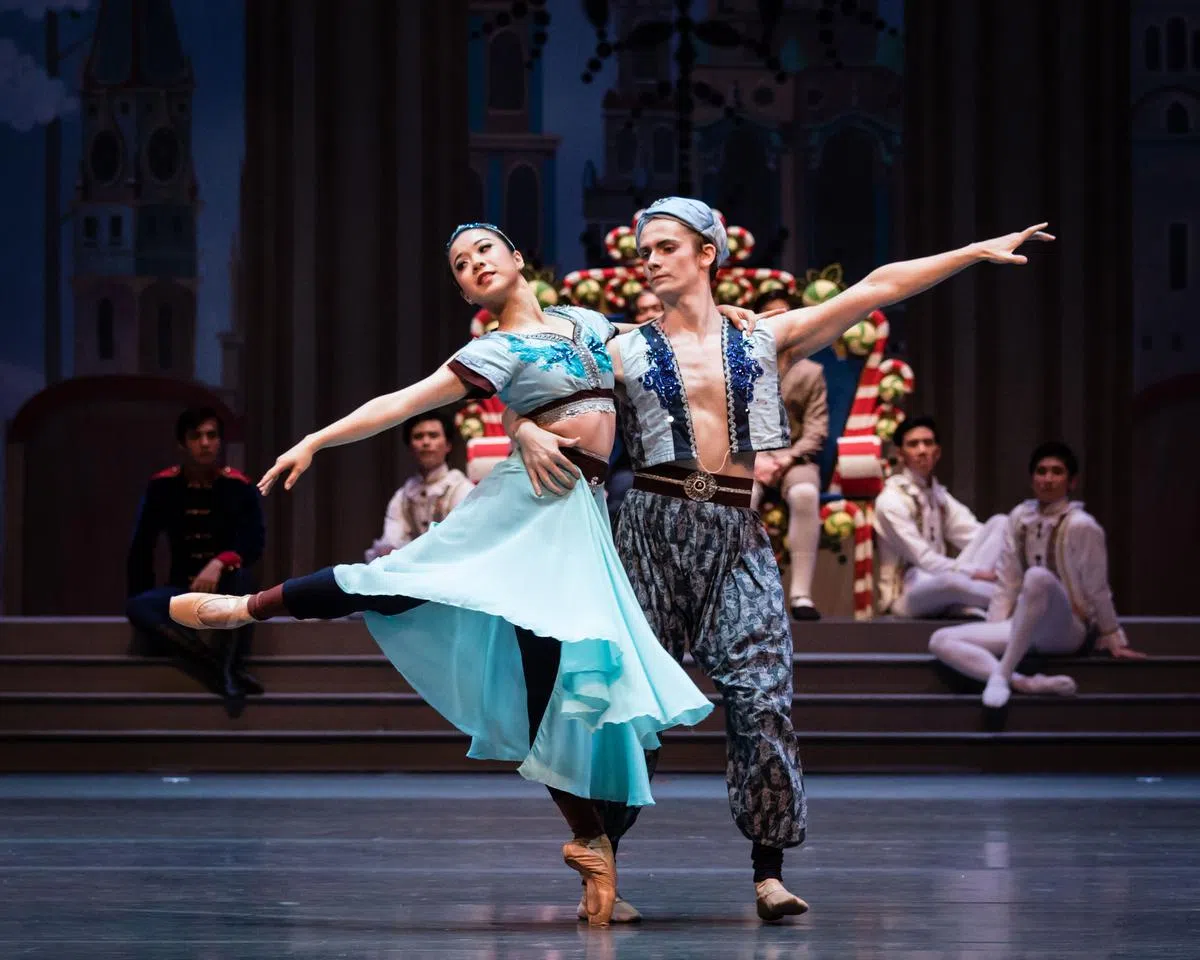 双幕剧《胡桃夹子》格调上轻松愉悦，深受小朋友喜欢。（吴凯怡摄／新加坡芭蕾舞团提供）