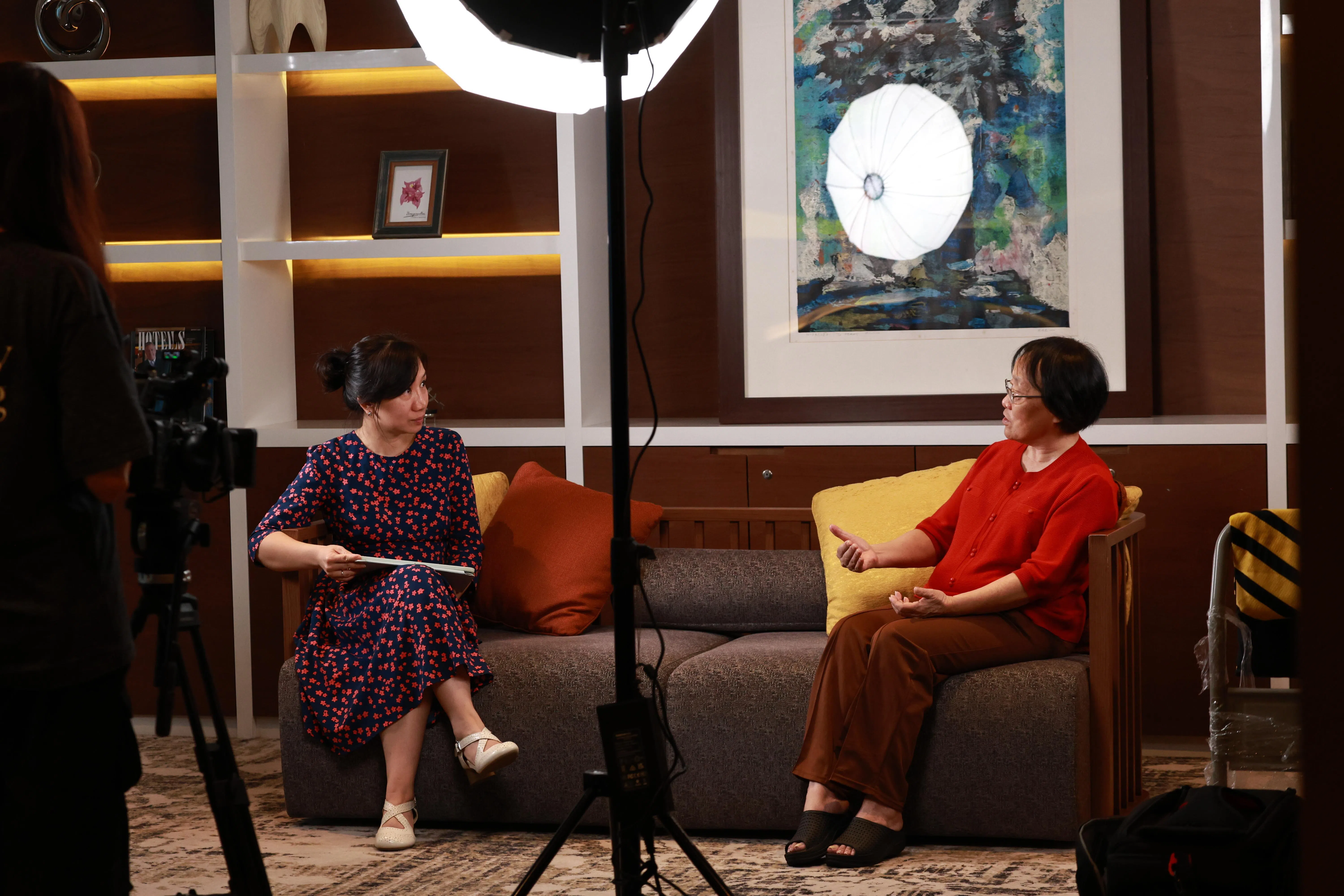 李明欢教授接受《有客到》专访，分享深耕华侨华人研究40年的所思所想。（陈来福 摄）