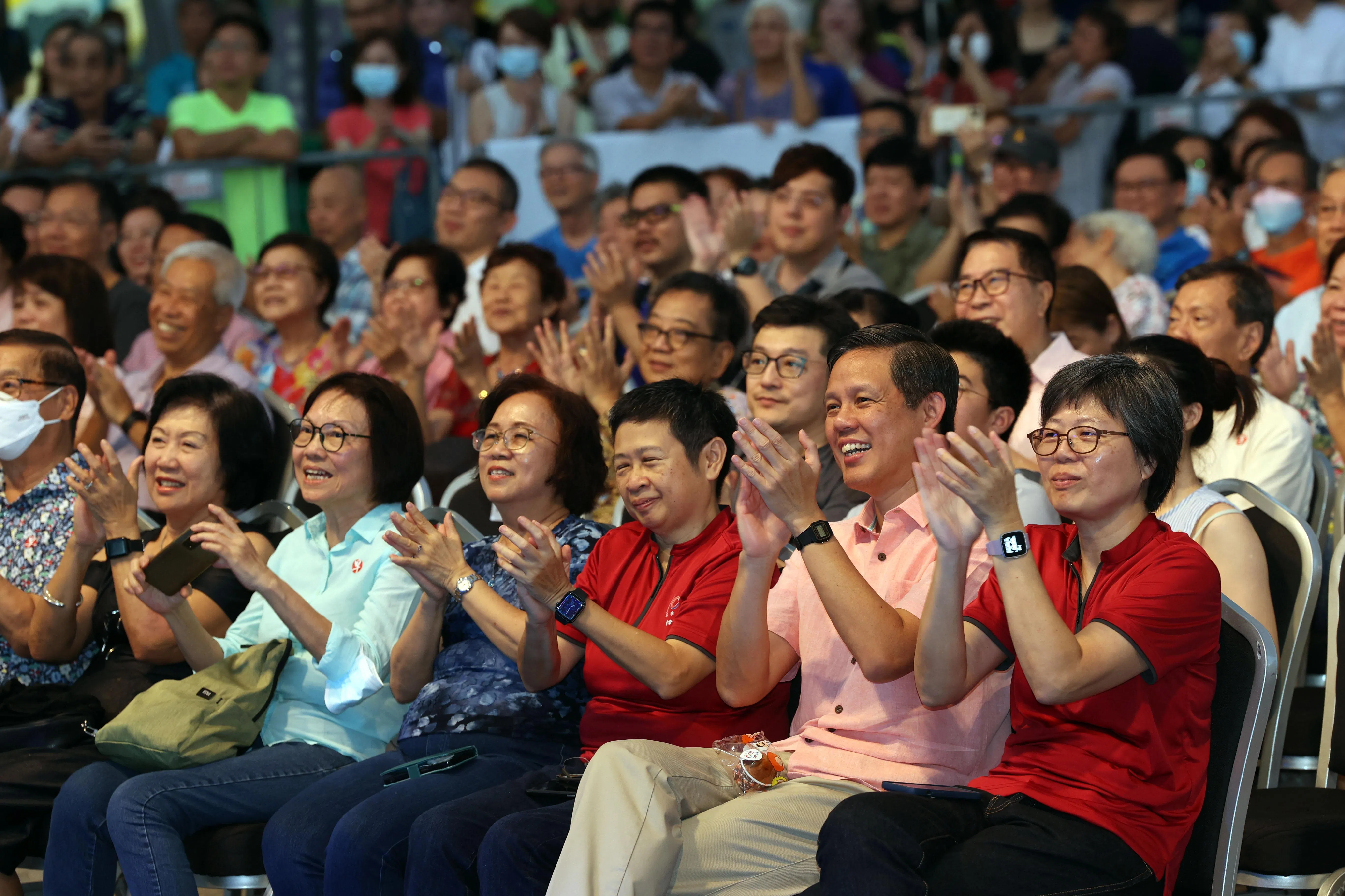 教育部长陈振声（右二）是早报演唱会的主宾。在他两侧的是华文媒体集团社长李慧玲（右一）和《联合早报》执行总编辑韩咏梅（右三）。（邝启聪摄）