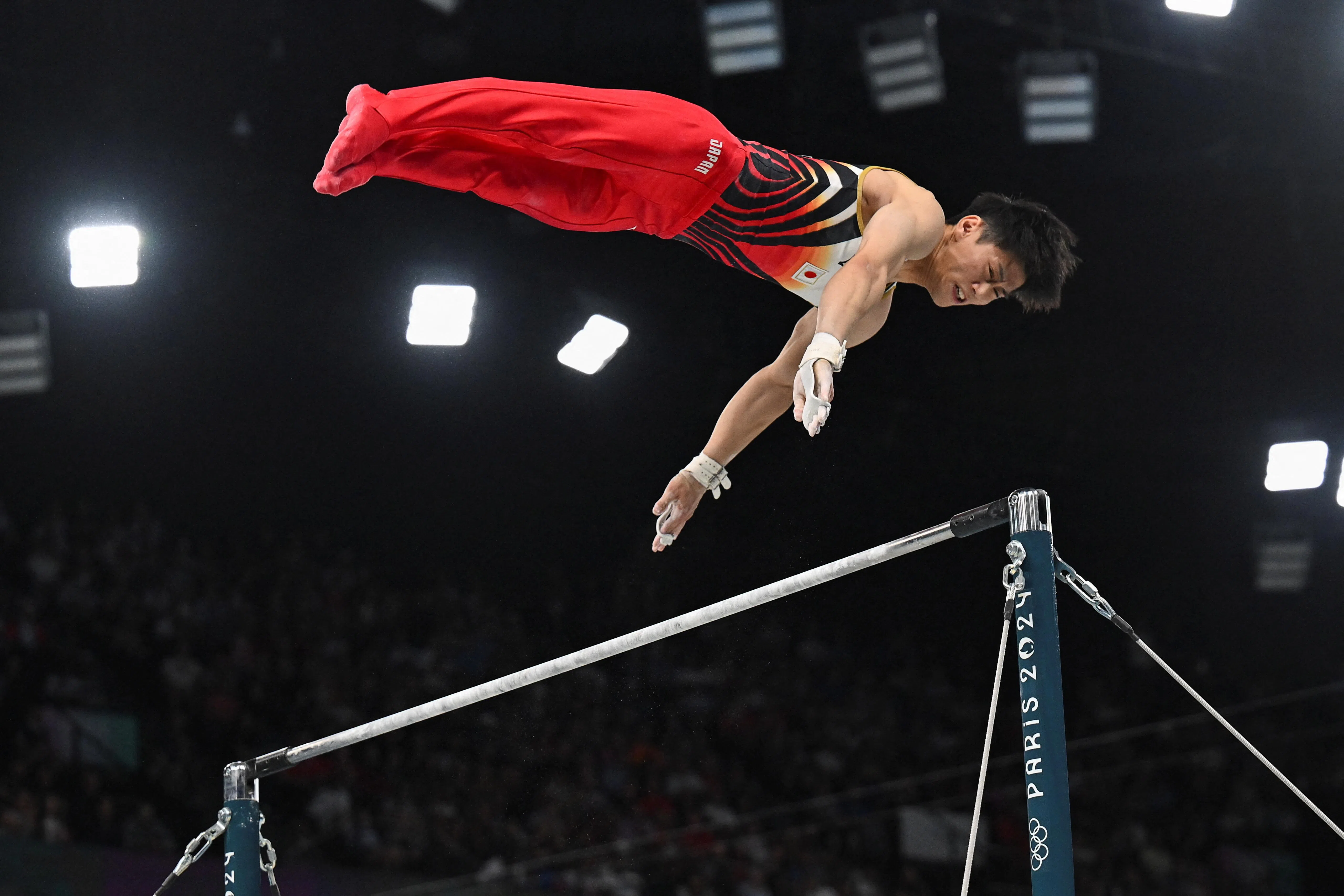 桥本大辉在单杠项目的稳定表现为日本队夺得男团金牌。（路透社）