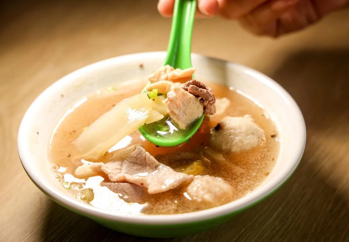 这家档口在熟食中心中相当出众显眼，可以试试他们的猪杂汤。（摄影 / 叶振忠）