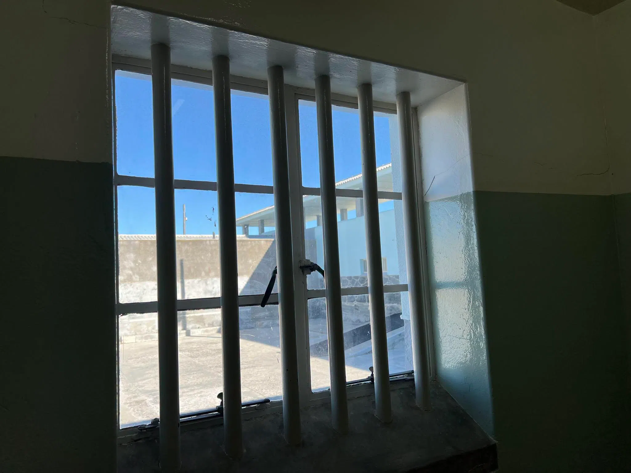 摄于2023年到南非开普敦进行工作访问期间。李资政当时走访罗本岛，并从当年囚禁南非前总统曼德拉的牢房向外眺望。李资政写道：“这既令人肃然，也发人深省，提醒人们南非争取民主的历程，以及人类精神的胜利。”（取自李资政脸书）