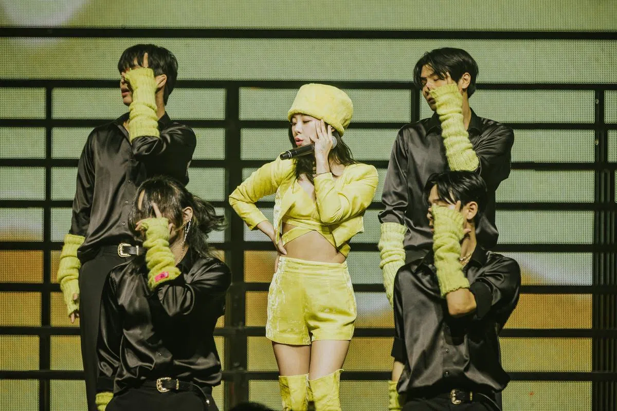 辉人演唱颂乐的“Honey”，展现性感魅力。（CK Star Entertainment提供）