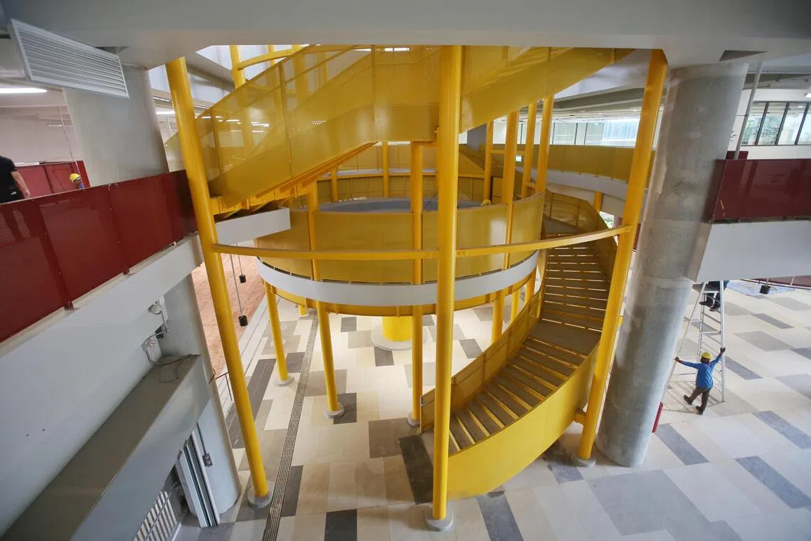 欧南中学在盛港新校融入欧南校园的一些设计特点，如旋转楼梯。（特约陈福洲摄）