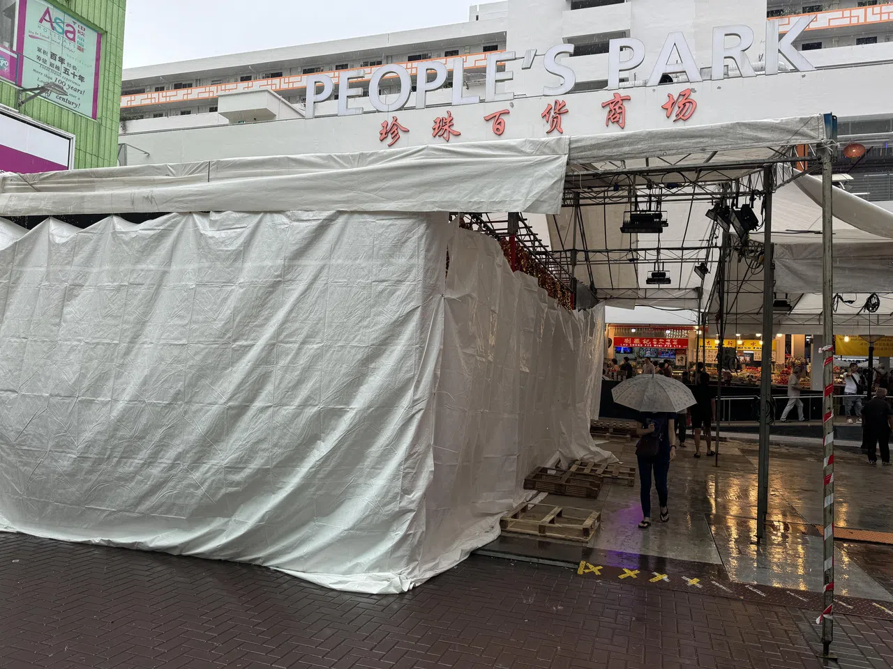 珍珠坊前方广场已搭起帐篷，准备在下周四率先为年货开市。（郑一鸣摄）