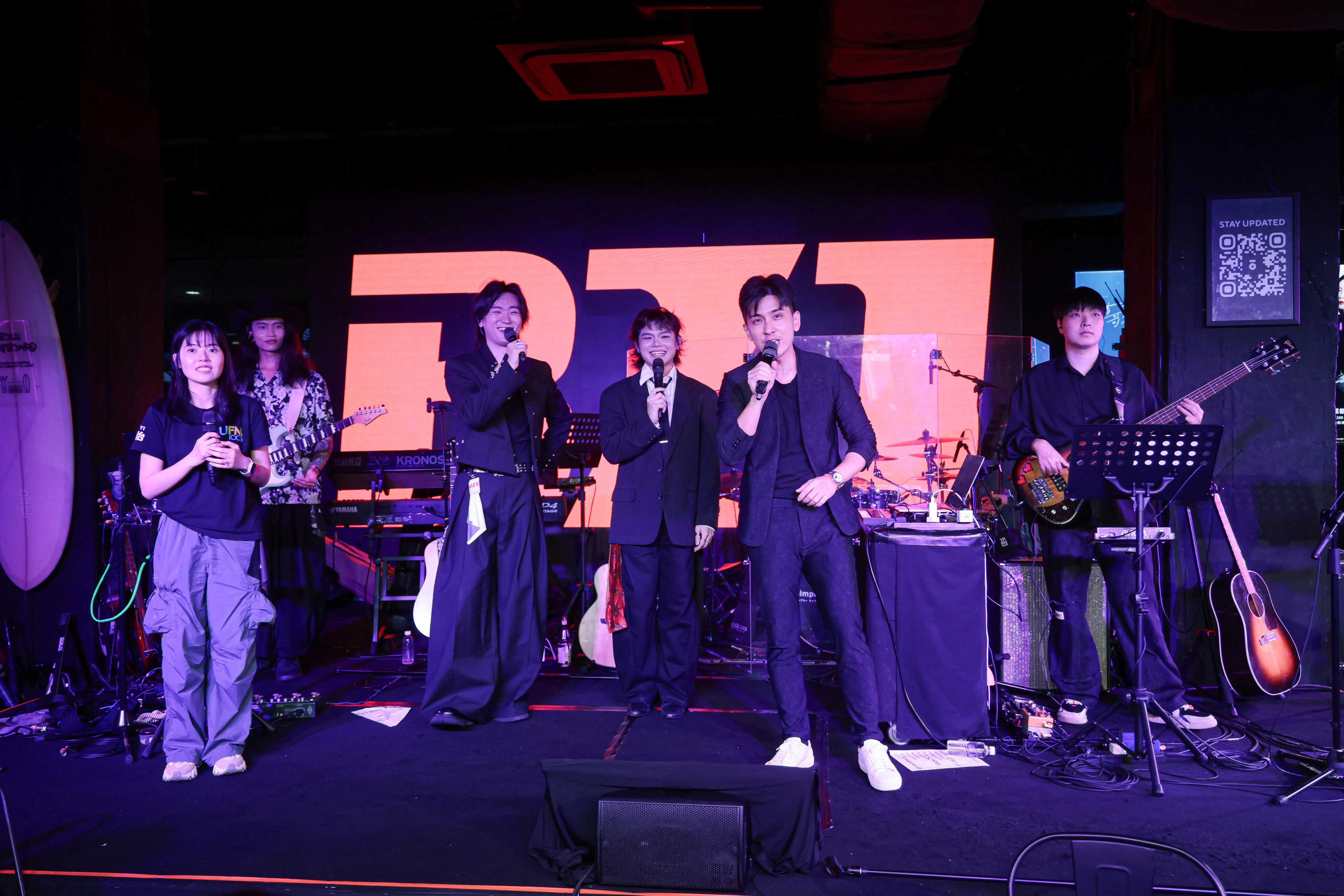 BZ1在新加坡的首场音乐会由电台UFM100.3 DJ詹靖禾（右二）和沈嘉怡（左一）担任主持。（李冠卫摄）